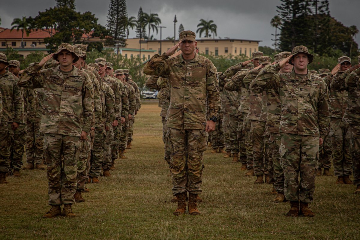 💪#EarnedTheBadge💪 Tropic Lightning Soldiers formally received their Expert Badges after a hard week of testing. #TropicLightning #StrikeHard #AmericasPacificDivision @USArmy @i_corps @USARPAC @2IBCTWarriors @3IBCTBroncos @25thDivarty @25thDSB @25thCAB