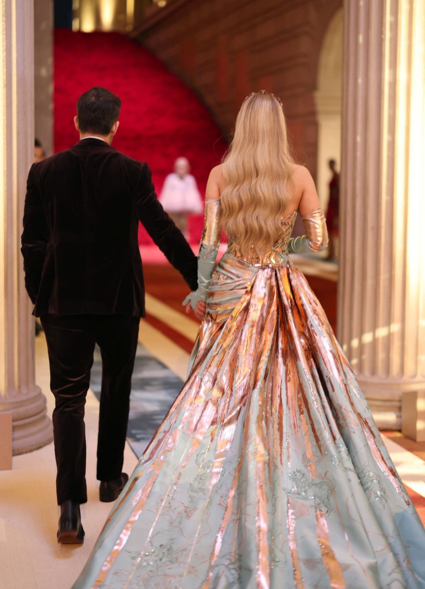 alohaaa_11's tweet photo. รักคู่นี้มากๆ เหมาะสมสุดเห็นจากข้างหลังก็รู้ว่าใคร  #MetGala https://t.co/2ZJdAyFR2W