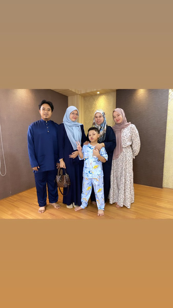 nisyraff's tweet photo. Raya wit suami , ibu and adik adik❤️ muka lemah ja maklumlah🤰🏻😆 https://t.co/efvxQgcG5N