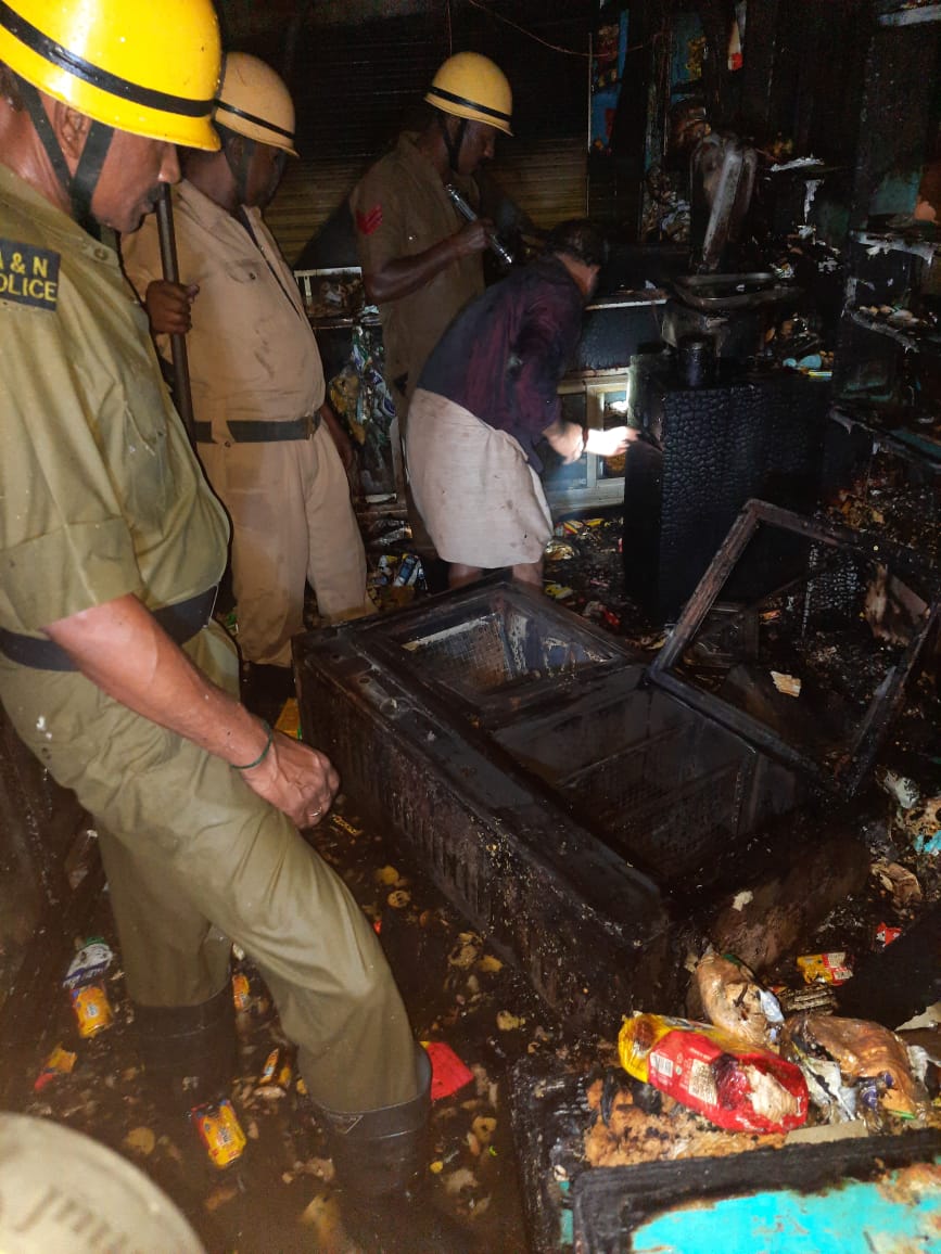 FireService_ANP's tweet photo. Fire safety on, accidents gone...

#FireFighters of #FSAberdeen &amp; #FSMarine doused the fire and secured it promptly to avert a major fire accident that occurred at Island Bakery Junglighat at the midnight.
@MediaRN_ANI @DGPANIslands @Andaman_Admin https://t.co/YyxFNbXBeB