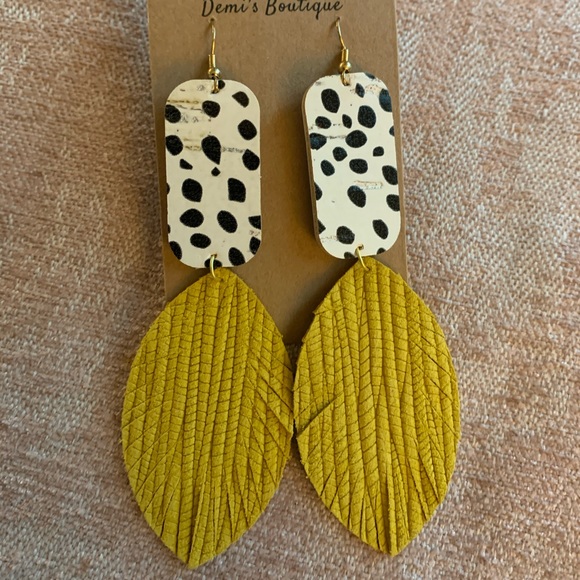 JesHallissey's tweet photo. So good I had to share! Check out all the items I'm loving on @Poshmarkapp #poshmark #fashion #style #shopmycloset #torrid #oakley: https://t.co/H73U2A7ppE https://t.co/ThBoopwr5m