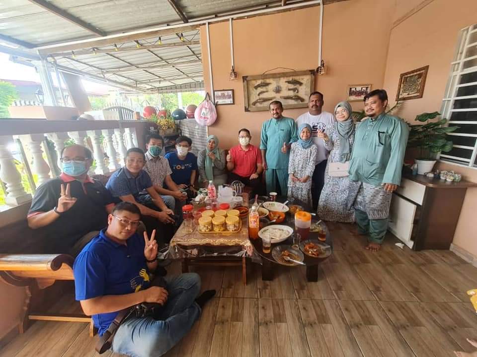 LokeLee's tweet image. Selamat Hari Raya Aidilfitri😎

Inilah mood raya, makan minum dan kunjung-mengunjung.
#YongPeng
#GengRayaYongPeng
#TeamAhSoon
