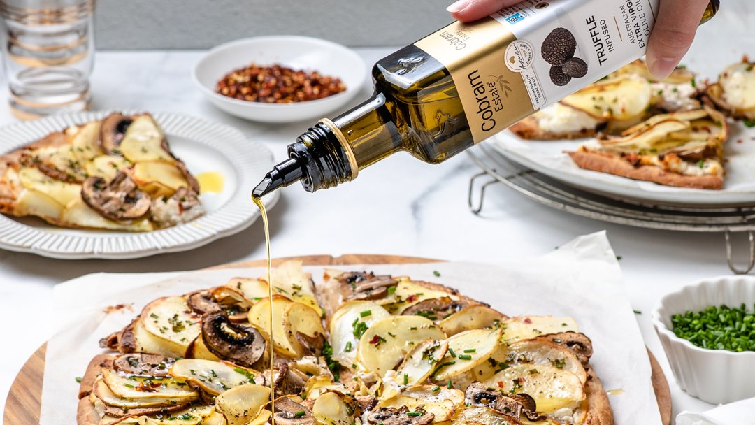 Level up your pizza game with our Truffle Infused Extra Virgin Olive Oil!

Combining the 'tatoes and mushroom with just a drizzle of truffle oil will make this pizza topping sing 🍕

Get the recipe here: bit.ly/CobramEstate-T…
#cobramestate