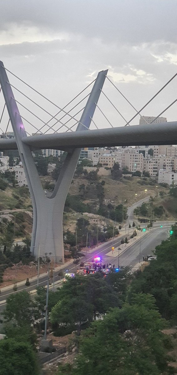 محاولات انتحار متكرره من جسر عبدون. 
لا حول ولا قوة الا بالله 
#يحدث_الآن