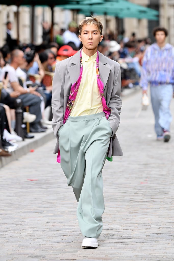 dearalter's tweet photo. introduce my amazing fashionista bias :
Song Mino run away paris fashion week 2019.
Johnny Suh Met Gala 2022. https://t.co/3aXvFV55oq