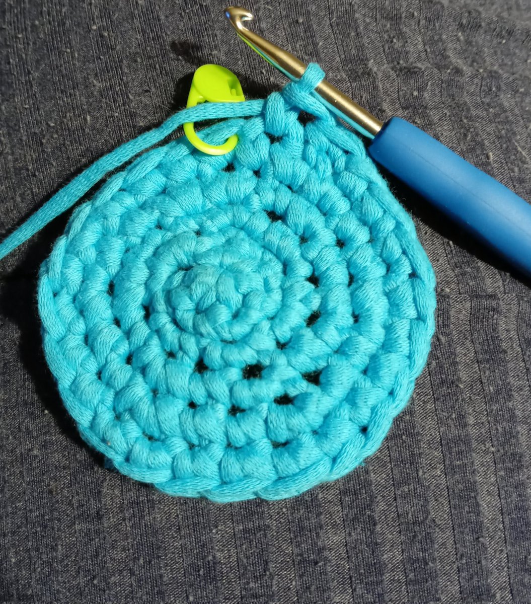 jztkddng's tweet photo. Well.... I seem to be doing okay so far. My stitch count seems to have come out right so far and it looks okay. #learningtocrochet https://t.co/E7hAJaHu2t