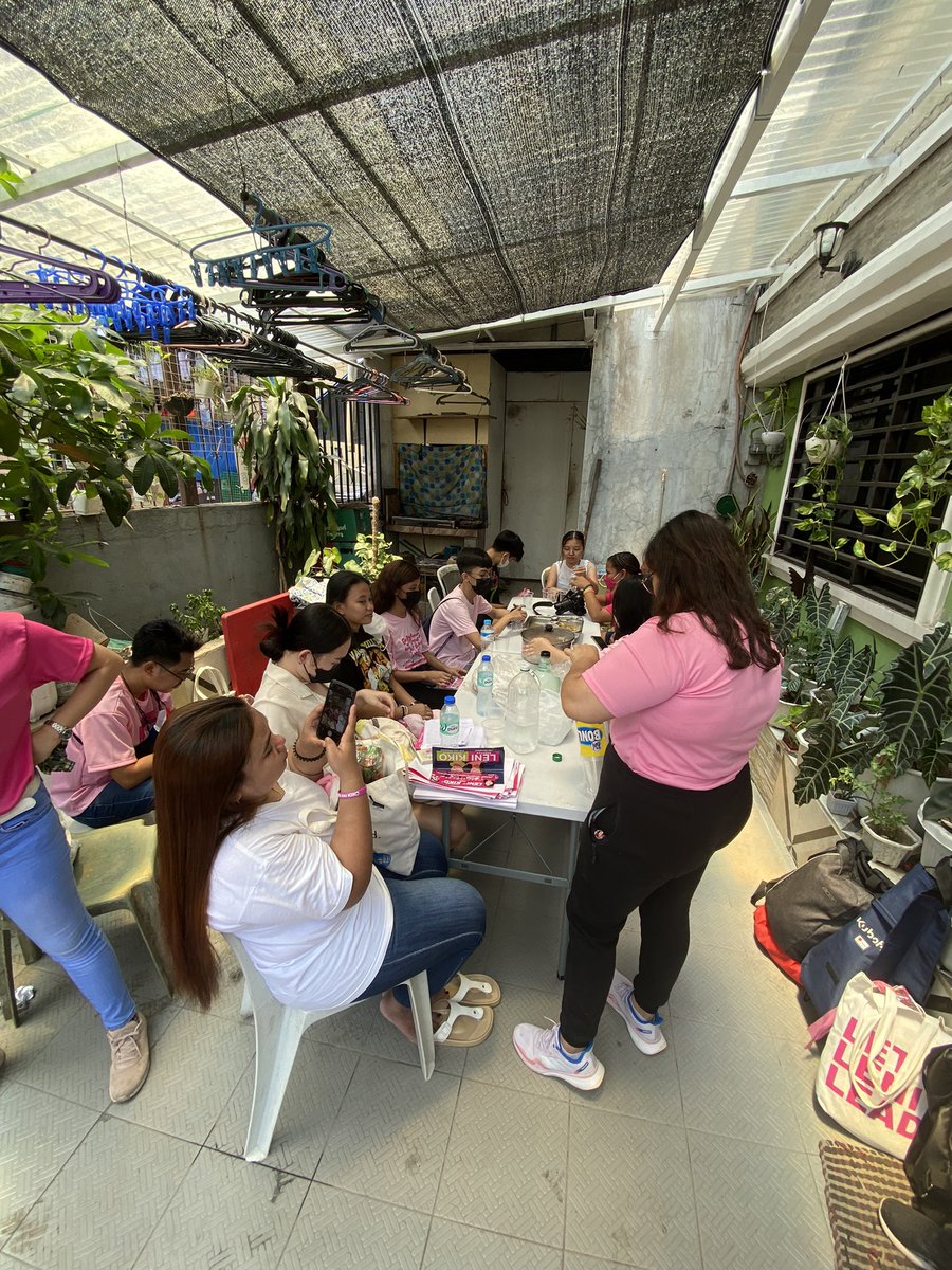 PhiLatonio's tweet image. Kakampinks taking their lunch break at our house after this morning’s H2H lol

Let’s go, South Caloocan for Leni-Kiko!
 
#AngPresidenteLeniRobredo #BisePresidenteKikoPangilinan