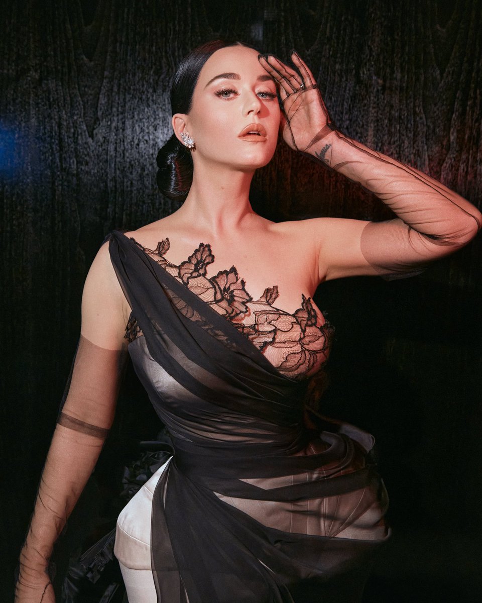 katyperry's tweet image. darling darkness 🖤 @OscardelaRenta