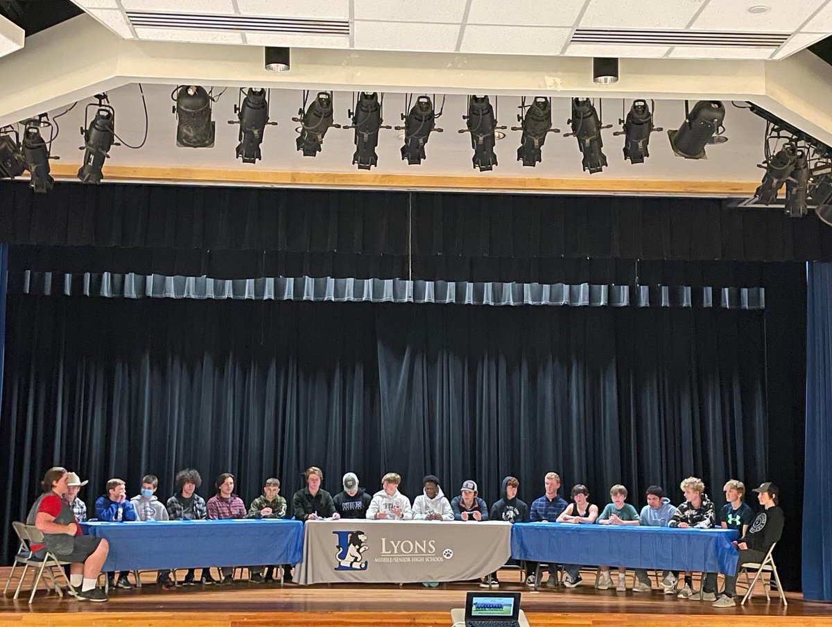 LyonsCOFB's tweet photo. Commitment Night for Lyons football 2022. Such a great group of young men eager to bring their best to the team on a daily basis. Each one of them committing the best of themselves to their teammates and the program. A great day for Lyons Football. Pride in the Program. https://t.co/zuTItcuyZM