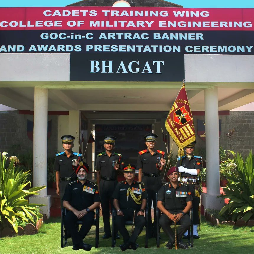 #GOCinC #ARTRAC Banner and Awards Presentation Ceremony was held at #CTW #CMEPune in the presence of parents & guests of Gentlemen Cadets of #TES 39 Course. Lt Gen PP Malhotra, AVSM, VSM, Commandant CME gave away medals to meritorious GCs & Banner to the Champions, Delta Platoon!
