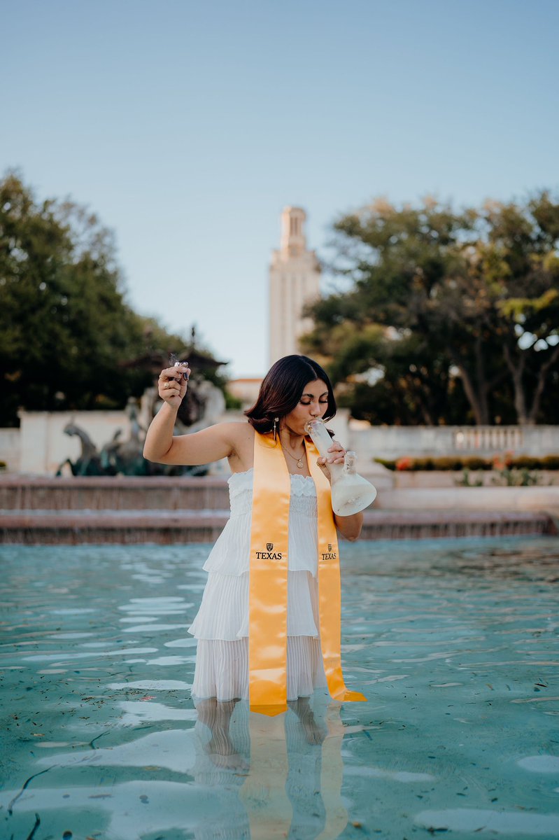 manicpixdrmgorl's tweet photo. champagne isn’t my thing! #ut22 https://t.co/w9yGM9FDq4