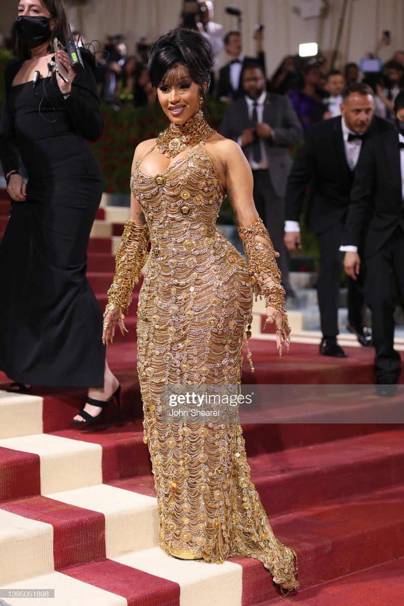 acpnxxfendi's tweet photo. Cardiiiiii eating #MetMazza #metgala https://t.co/lfULa2pQFy