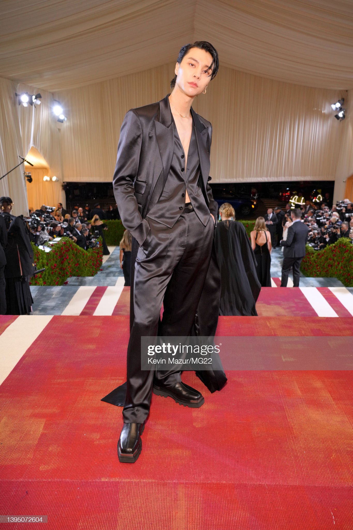 ًً on X: 220503 - the 2022 met gala red carpet johnny with peter