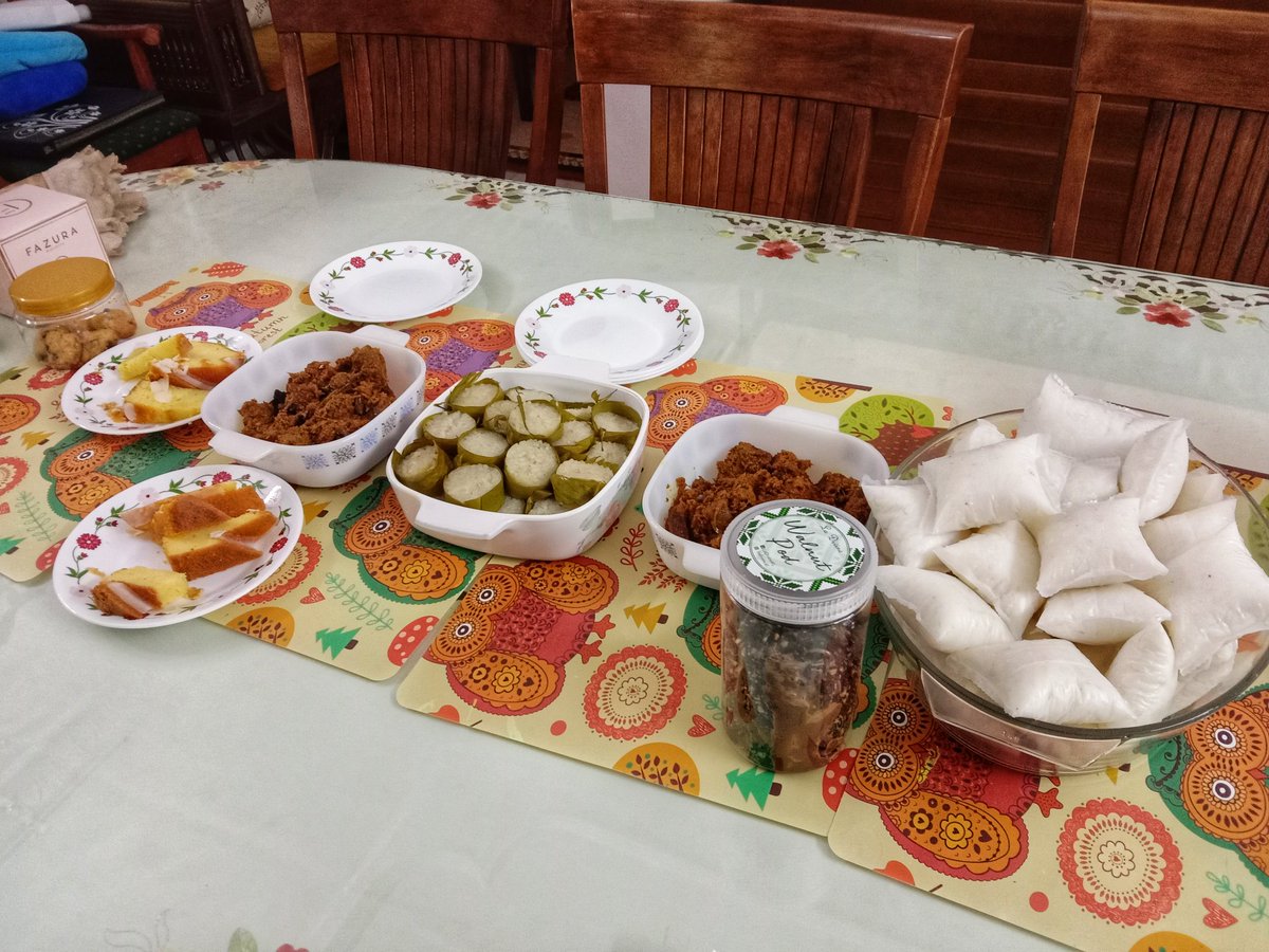 rawrsa's tweet photo. What we had for breakfast on First Raya or we call #PanicRaya 😅 https://t.co/LkyvlxZ3Co
