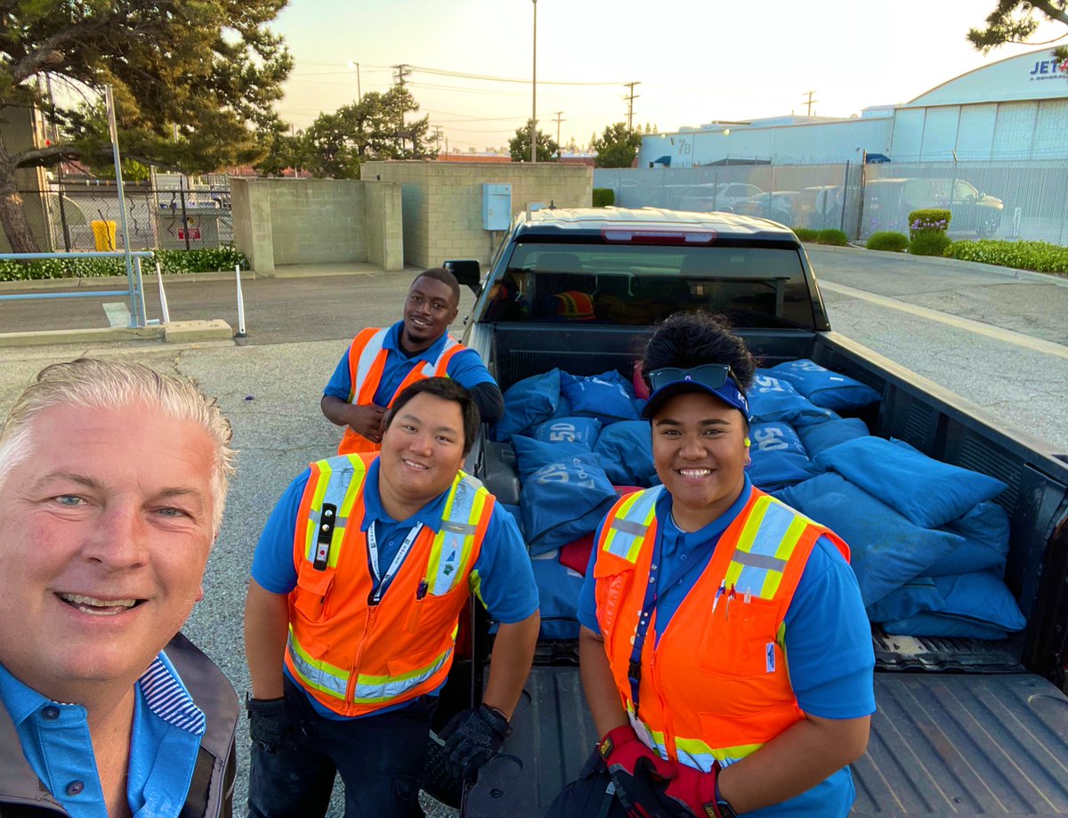 Spring Clean Up with Team BUR 🛬 Hollywood 🎬 Cleaning, Sorting and moving bags of Gold 🤩 @weareunited @Jmass29Massey @AOSafetyUAL #spring5Scompetition #beingunited