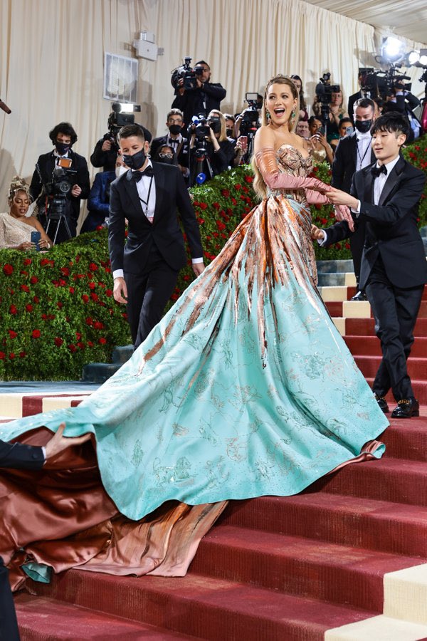 maryy_lix's tweet photo. Yo lo único que le pido al universo es a alguien que me mire como Ryan mira a Blake 
#MetGala #MetGala2022 https://t.co/MejEazF5Dc