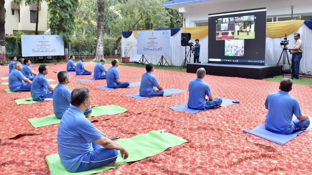 BPCLimited's tweet photo. 49 days to go to #InternationalYogaDay2022. 
Today, #BPCL Mumbai Team led by Shri Sanjay Khanna, Director Refineries attended the 'Common Yoga Protocol' program organised by the @PetroleumMin as a countdown 
to the #IDY2022 #YogaUtsav2022 https://t.co/VLHkUV5zLf