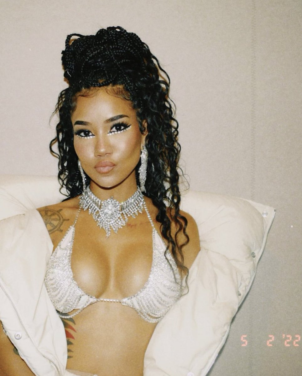 jhenestitties's tweet photo. OH YEAH SHE'S TAKING IT, Jhené is just so beautiful. https://t.co/0LA10szaWY
