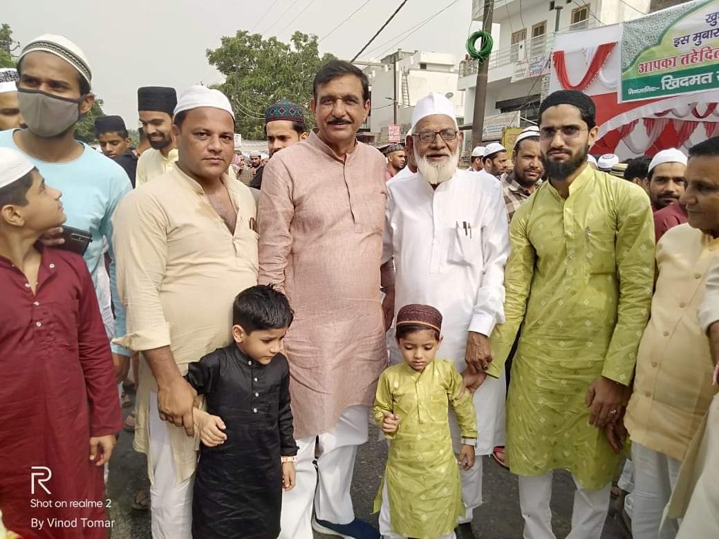 विधायक छपरौली प्रो अजय कुमार जी ने ईद की विशेष नमाज के अवसर पर ईदगाह पहुंच कर दिया भाईचारे का पैग़ाम ! सभी भाईयों को ईद की हार्दिक शुभकामनाएं !🌹🌹🙏🥰
#भाईचारा_जिंदाबाद