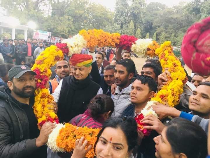 पूरे देश की शान कांग्रेस की जान राजनीति के बेताज बादशाह जादूगर के नाम से विश्व प्रसिद्ध लोकप्रिय जननायक राजस्थान के मुख्यमंत्री माननीय अशोक गहलोत जी के जन्मदिन पर बहुत-बहुत बधाई एवं शुभकामनाएं हम आपके मंगलमय जीवन की कामना करते हैं आपका जीवन स्वस्थ हो.
<a href="/ashokgehlot51/">Ashok Gehlot</a> 
<a href="/CMRajasthan/">राजस्थान सरकार</a>