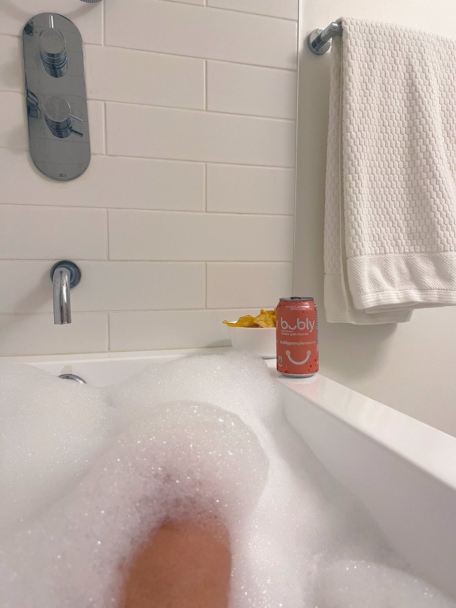 lioness0817's tweet photo. Hey @bublywater can you make sure the #grapefruit flavour is well stocked in #NorthVancouver please? #SnackAttack #NightTimeRitual https://t.co/rF5XO2WETk