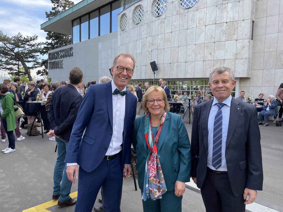 Daniel Leupi (@danielleupi) on Twitter photo Regierungspräsident Ernst Stocker und ich gratulieren Esther Guyer zur Wahl als Kantonsratspräsidentin! Ich wünsche dir viel Erfolg und spannende Momente in deinem Jahr als Höchste Zürcheri. #krzh <a href="/GrueneZuerich/">GRÜNE Zürich</a> <a href="/KantonZuerich/">Kanton Zürich</a> <a href="/ZurichConvCent/">Kongresshaus Zürich #MeetInSwitzerland</a> Regierungspräsident Ernst Stocker und ich gratulieren Esther Guyer zur Wahl als Kantonsratspräsidentin! Ich wünsche dir viel Erfolg und spannende Momente in deinem Jahr als Höchste Zürcheri. #krzh <a href="/GrueneZuerich/">GRÜNE Zürich</a> <a href="/KantonZuerich/">Kanton Zürich</a> <a href="/ZurichConvCent/">Kongresshaus Zürich #MeetInSwitzerland</a>
