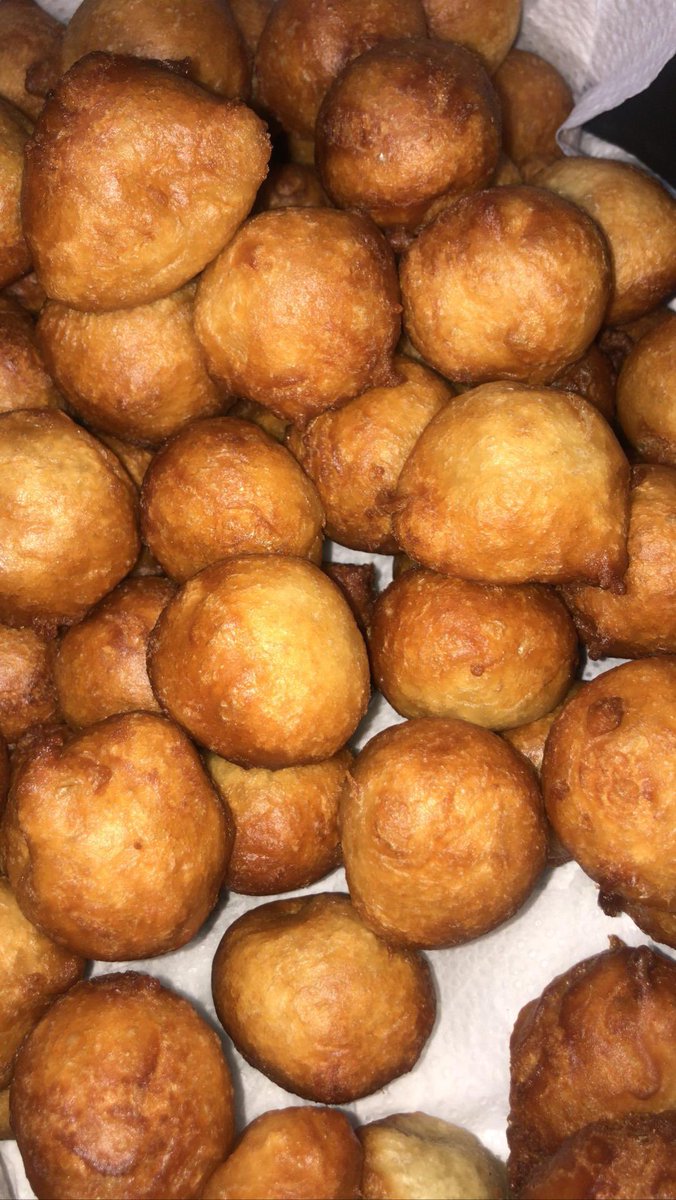 CampusFenix's tweet image. De liefde van de Belg gaat door de maag! Enrique was gisteren volop smoutebollen aan het bakken voor onze internationale Erasmusdelegatie.#samenlerensamenleven #helemaalGO