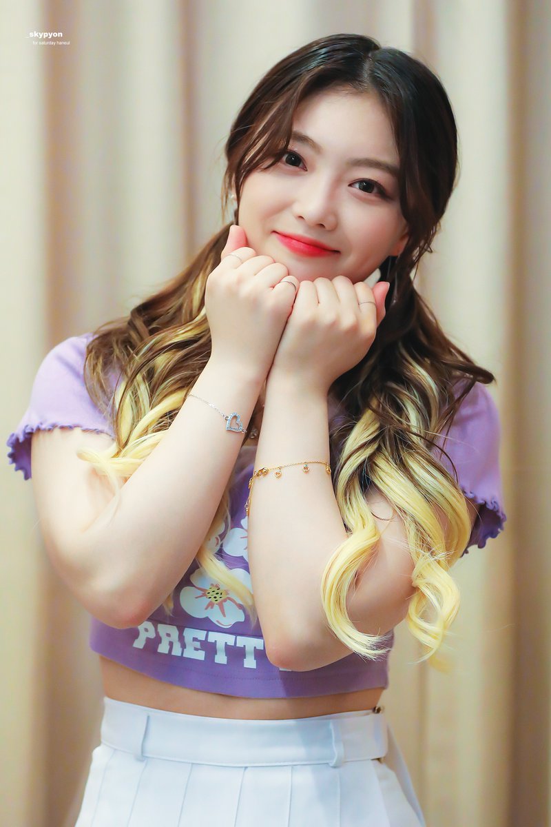 _skypyon's tweet photo. 220415 PREMIUM LIVE in TOKYO 

🐰✊🏻💙💘

#세러데이 #하늘 #SATURDAY #HANEUL #セロデイ #ハヌル 
#하늘이와_스���이뿅의_행복한_일기 
@saturday718 @SATURDAY718_jp https://t.co/70ZIt3FTZe