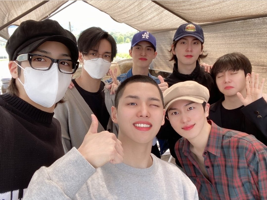 _yahongie's tweet photo. Family photo 💙🥺 https://t.co/5O8bZYJlJ5