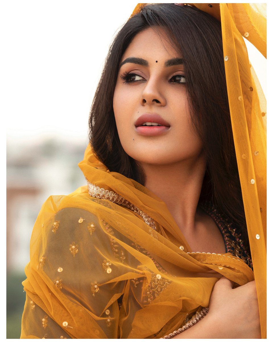 Love and Light ✨✨

May peace, happiness, good health and prosperity be yours. 

#AkshayaTritiya #EidMubarak