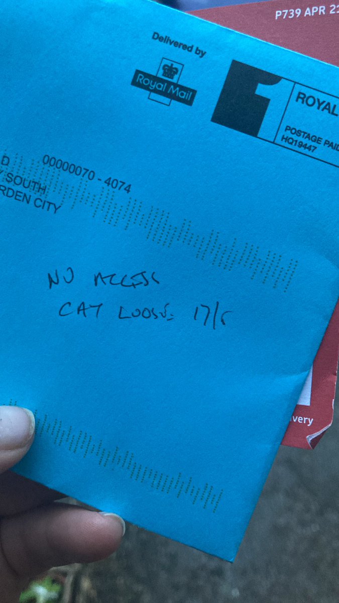 lrfe2_familylaw's tweet photo. The cat has been attacking the postman again (neighbour took the letter in) Sorry @RoyalMail #angrycat #catwithissues https://t.co/5h6caswkla