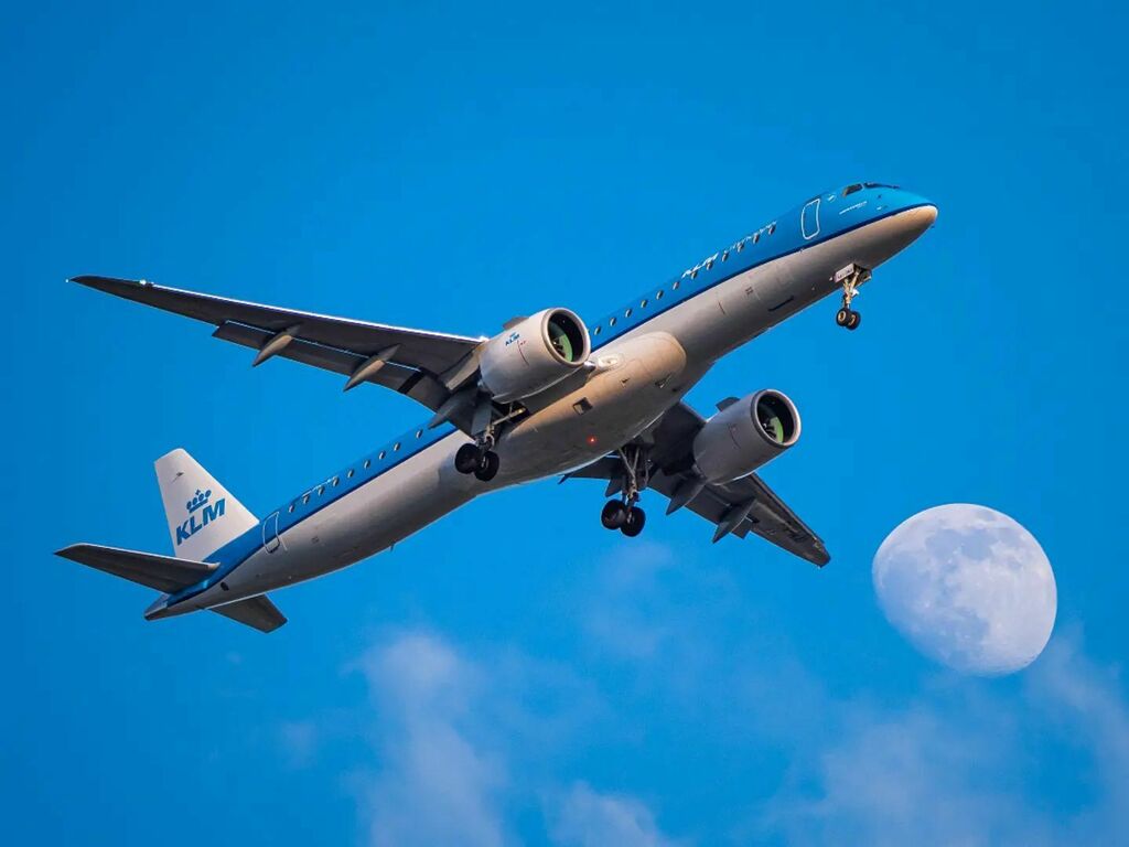 Flightintercept's tweet photo. My recent moon capture KLM Embraer E195-E2 PH-NXI passing the moon on its way to LHR.
.
.
.
#aviationismylife #excellentaviation #aviationgoals #aviationtopia #aviationspotters #aviationnerd #aviationenthusiast #megaaviation #aviationpictures #klm #infin… https://t.co/X9N5qMoAYw https://t.co/41ffIM4sDW