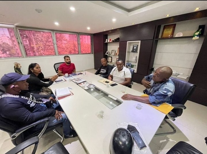 Extraordinario encuentro con los pescadores y pescadoras de mi querida Choroní. Se vienen grandes proyectos. 
#Aragua 
#PoesiaLiberadora 
<a href="/NicolasMaduro/">Nicolás Maduro</a> 
<a href="/Soykarinacarpio/">Karina Carpio</a> 
<a href="/nicmaduroguerra/">Nicolas Maduro Guerra</a>