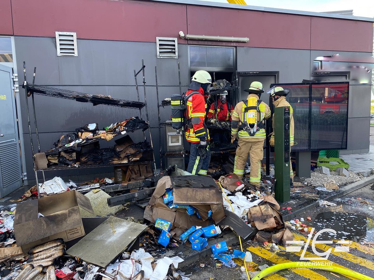FeuerwehrLE's tweet photo. In einem Schnellrestaurant hatte sich im Lagerbereich ein Brand ausgebreitet und für eine starke Rauchentwicklung gesorgt. Die Feuerwehren sicherten mittels Rauchvorhängen ab und löschten parallel den Brand mit einem Löschrohr. Es gelang, den Restaurantbereich zu schützen.
^cz https://t.co/B3H6oZDtvT