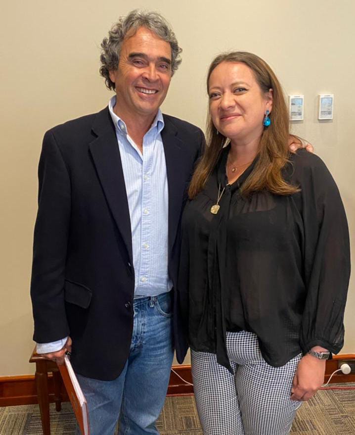 Asobares's tweet photo. Como Asociación, continuamos abriendo espacios con todos los candidatos, exponiendo nuestra agenda, retos y propuestas. Agradecemos el espacio de hoy a @AliadasAlianza con el candidato @sergio_fajardo con quién compartimos el documento que diseñamos para esta contienda electoral. https://t.co/7dudDVKeM6