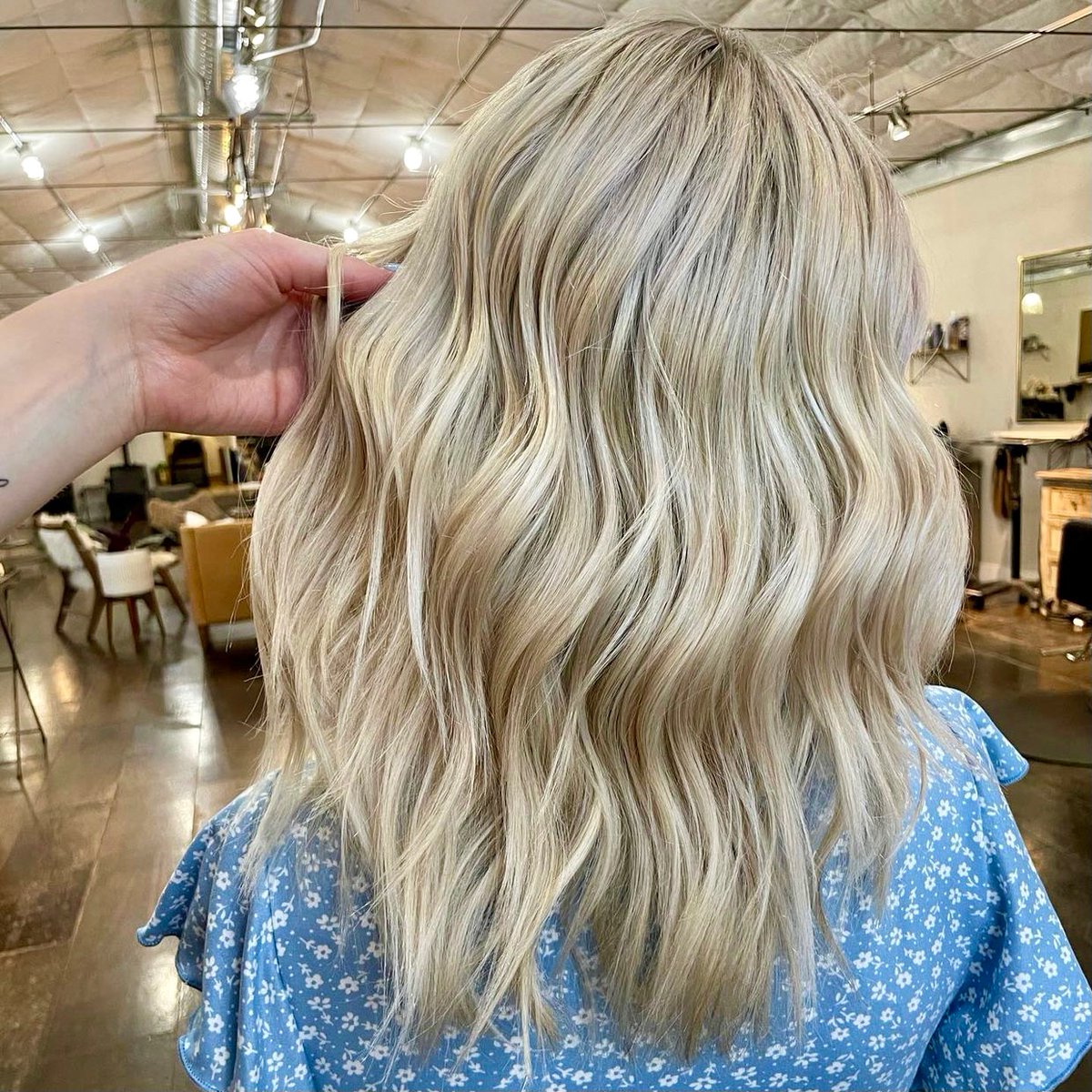 We know letting someone touch your hair is a big commitment!💇🏻‍♀️
Finding the the right hair stylist can be hard😅
Skip reading negative reviews on Yelp! Download Sircles to see all of the salons your family &amp; friends love❤️
.
.
#Sircles #SirclesApp #DownWithYelp #PositivesVibes