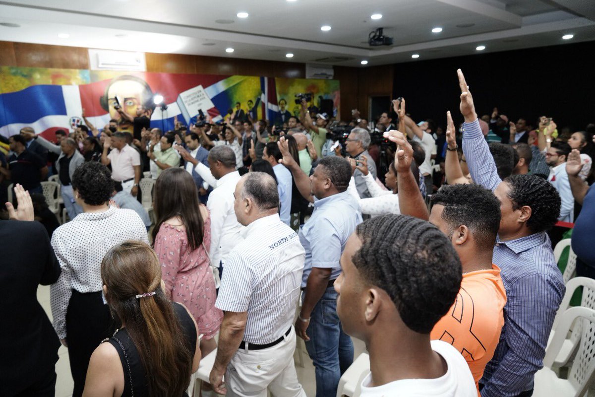 FPcomunica's tweet photo. #FPComunica |

Hoy, nuestro presidente @LeonelFernandez juramentó a Hipólito Polanco (@HipolitoPolanc), su familia y su equipo político en la #FuerzaDelPueblo.

¡Con su llegada #SeguimosCreciendo!

#FPSeFortalece https://t.co/4QRZwhJRRp