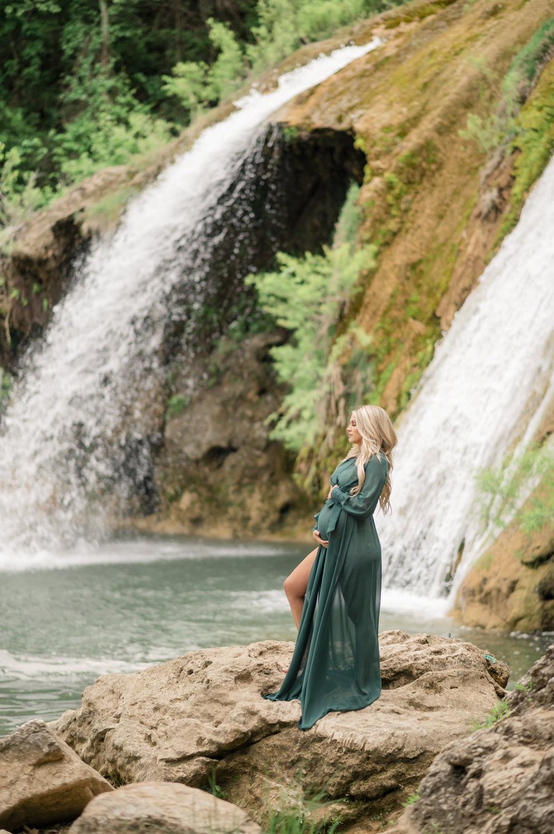 Muh_ryyMoore's tweet photo. More maternity pictures because we are 30 weeks today with my Reazyn Rayce 💚 https://t.co/NkXPfPoOKq