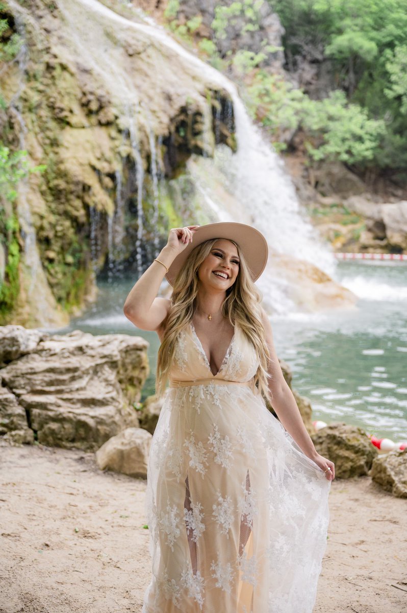 Muh_ryyMoore's tweet photo. More maternity pictures because we are 30 weeks today with my Reazyn Rayce 💚 https://t.co/NkXPfPoOKq