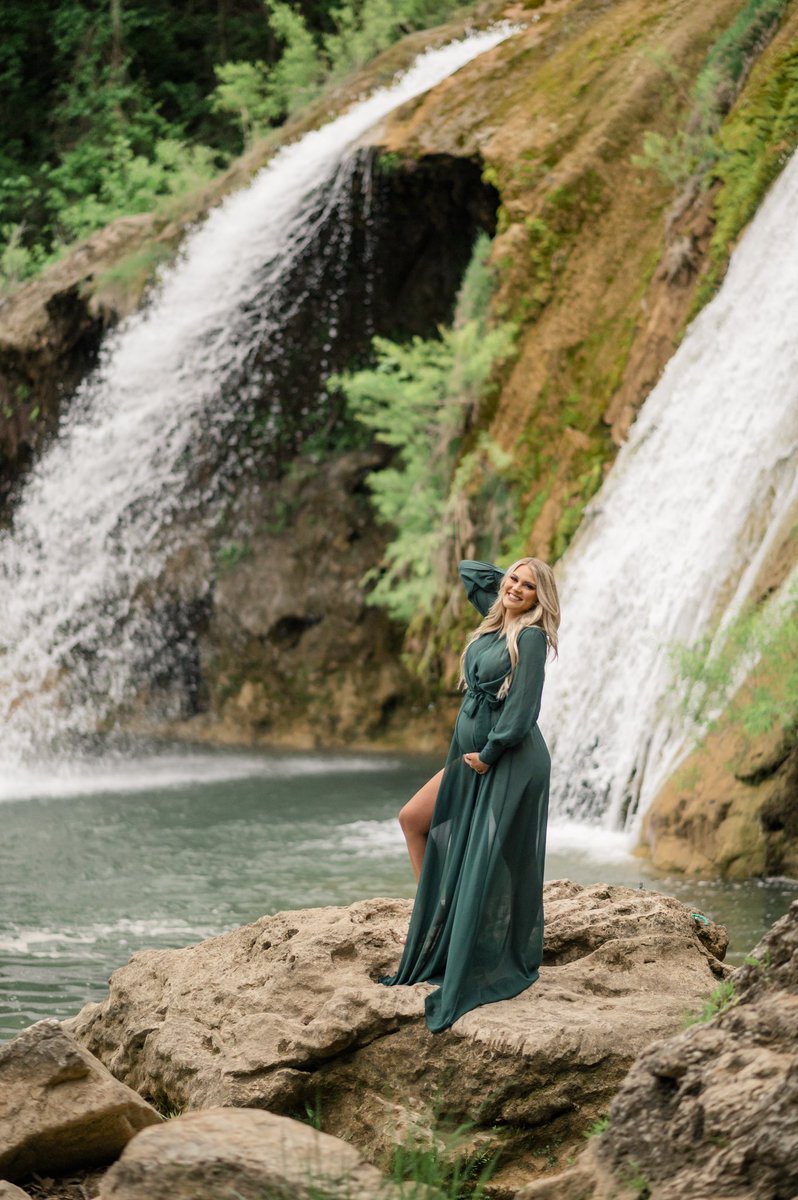 Muh_ryyMoore's tweet photo. More maternity pictures because we are 30 weeks today with my Reazyn Rayce 💚 https://t.co/NkXPfPoOKq