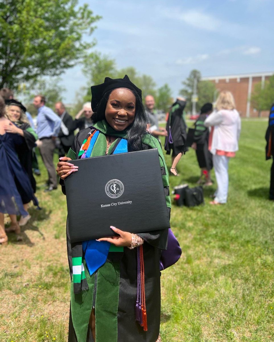 Dr. Comfort Orebayo !!!

Thank God 🙌🏾🙌🏾
#EMBound #Naijamade #MedTwitter #BlackGirlMagic #BlackExcellence #MinorityinMedicine #DoctorsthatDO #KCUGrad2022 #SNMAGrads
