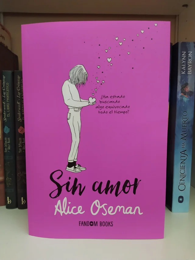 Sin amor/loveless, de Alice Oseman (La foto no es mía). No sólo tiene representación de todos los colores de la bandera, sino que además echa luz a una de las partes del colectivo que más suele ignorarse: los ace y/o aro