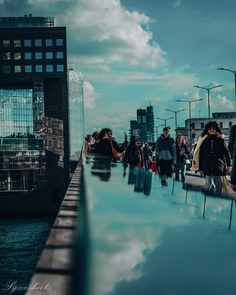 Syxxshoots's tweet photo. You make me check my phone like every 10 secs ...

#canoneosr
#85mm
#lightroom 
#streetphotography 
#towerbridge https://t.co/QqkF1yXHa2