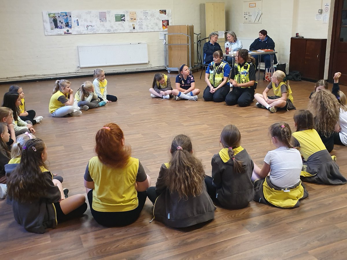 WillenhallWMP's tweet photo. This evening PC Sanders, Pcso Mulla &amp; Green from @WillenhallWMP  attended Brownies, discussing different ways of communicating and the importance of talking to each other. https://t.co/9rIqHO6SSu