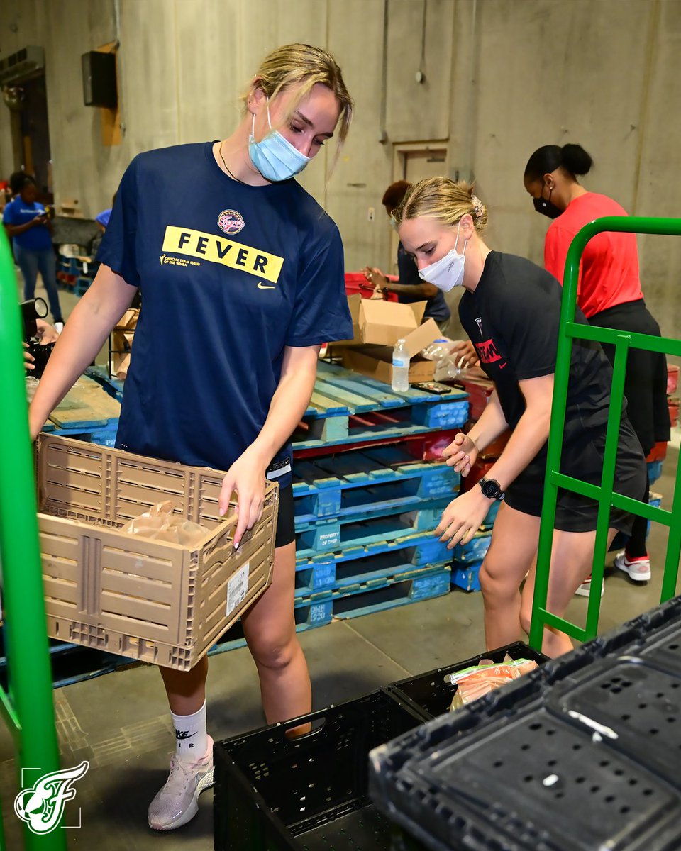 When it comes to fighting #hunger, we’re all on the same team. We were pleased to partner with the players and staff from the @IndianaFever and @AtlantaDream at @GleanersFBIndy to make a difference.
