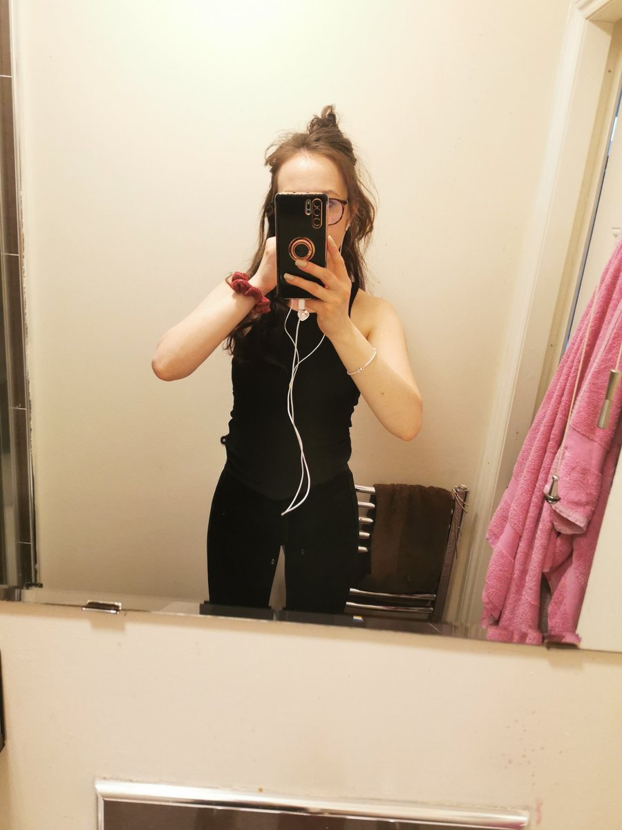 fl0unders's tweet photo. I bought these velvet trousers 2 years ago and being able to fit in them FEELS GOOOOOD https://t.co/oKZSJDsKdJ