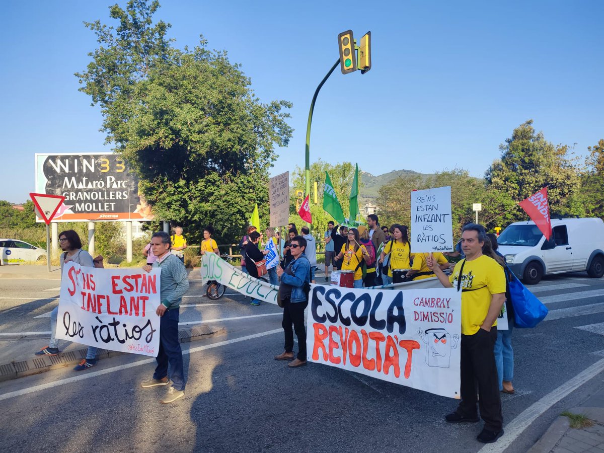 carlocitosis's tweet photo. 📣Avui hem tornat a un nou cicle de #VagaEducació amb talls i accions descentralitzades!

🤖@educaciocat no cedeix pq suposaria una crisi en el mandat d'Aragonès. Tenir en contra la com.educativa juga en contra seva!

🪑Profe, aixeca el cul de la cadira i a x totes, ostieh!!! ✊ https://t.co/cxV2AyPZuv