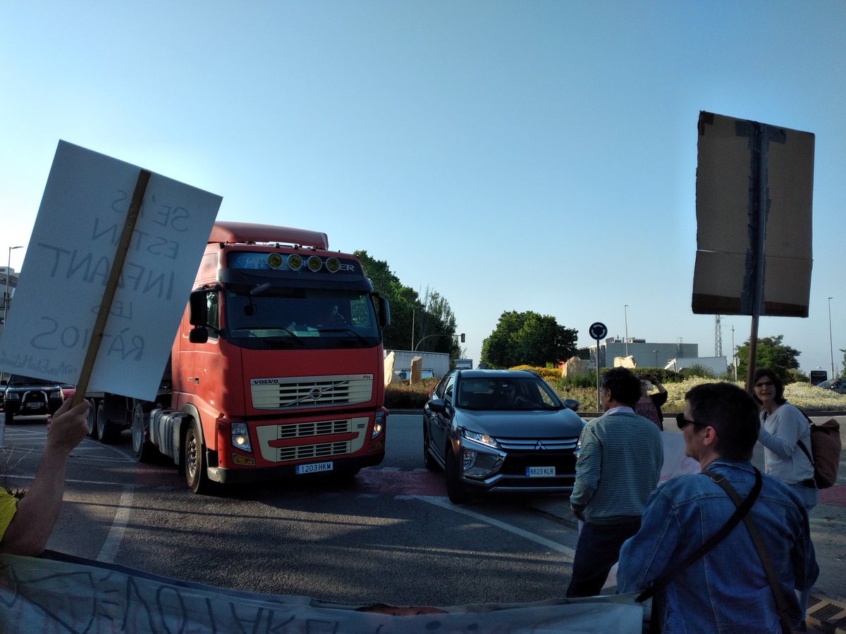 carlocitosis's tweet photo. 📣Avui hem tornat a un nou cicle de #VagaEducació amb talls i accions descentralitzades!

🤖@educaciocat no cedeix pq suposaria una crisi en el mandat d'Aragonès. Tenir en contra la com.educativa juga en contra seva!

🪑Profe, aixeca el cul de la cadira i a x totes, ostieh!!! ✊ https://t.co/cxV2AyPZuv