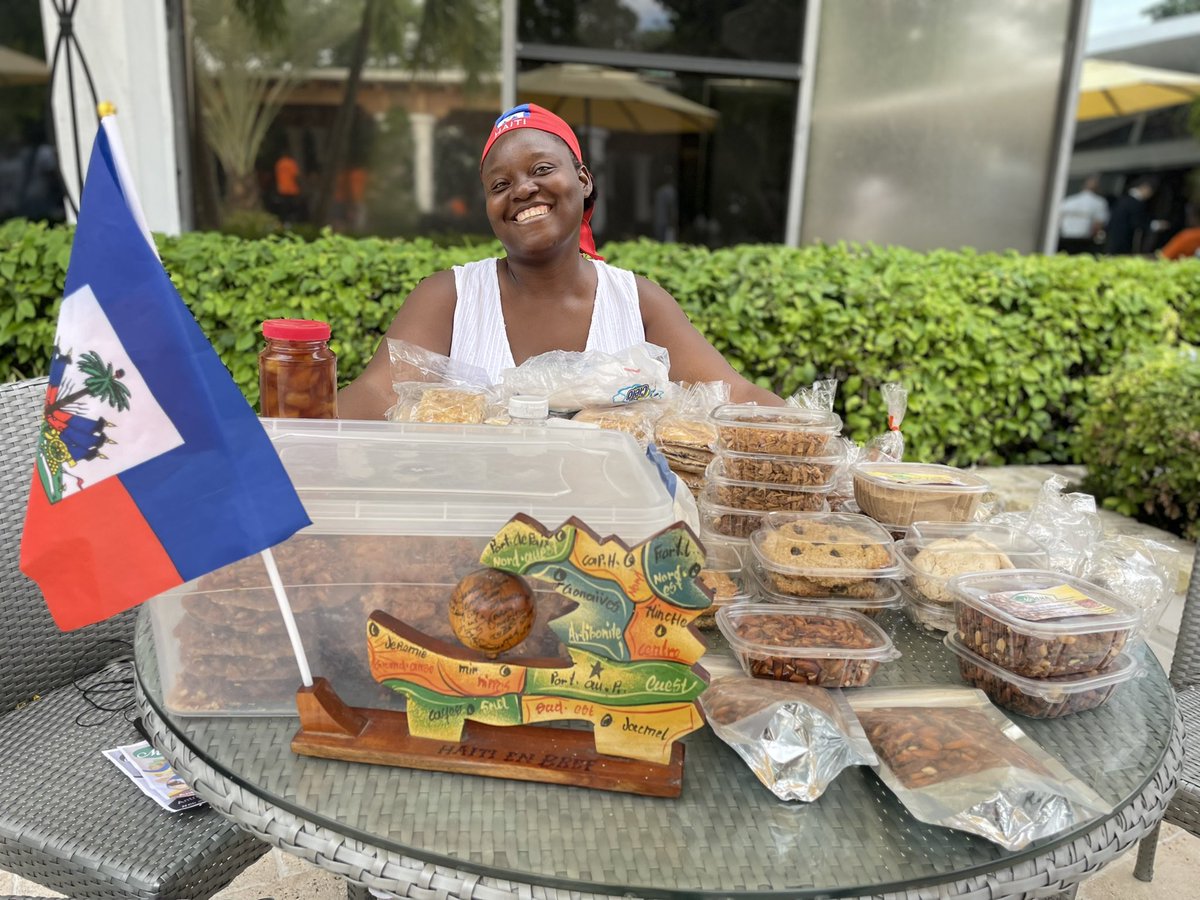 AECIDHaiti's tweet photo. Kèk nan Atis ki te ekspoze zèv yo. Se pa ti orijinal yo orijinal, non. 😱

Yon gwo Mèsi pou tou moun ki te travay pou reyalize aktivite sa a, espesyalman @EmbEspHaiti 😃😃 🇭🇹🫱🏿‍🫲🏼 🇪🇸 https://t.co/vY3dsCjWzA