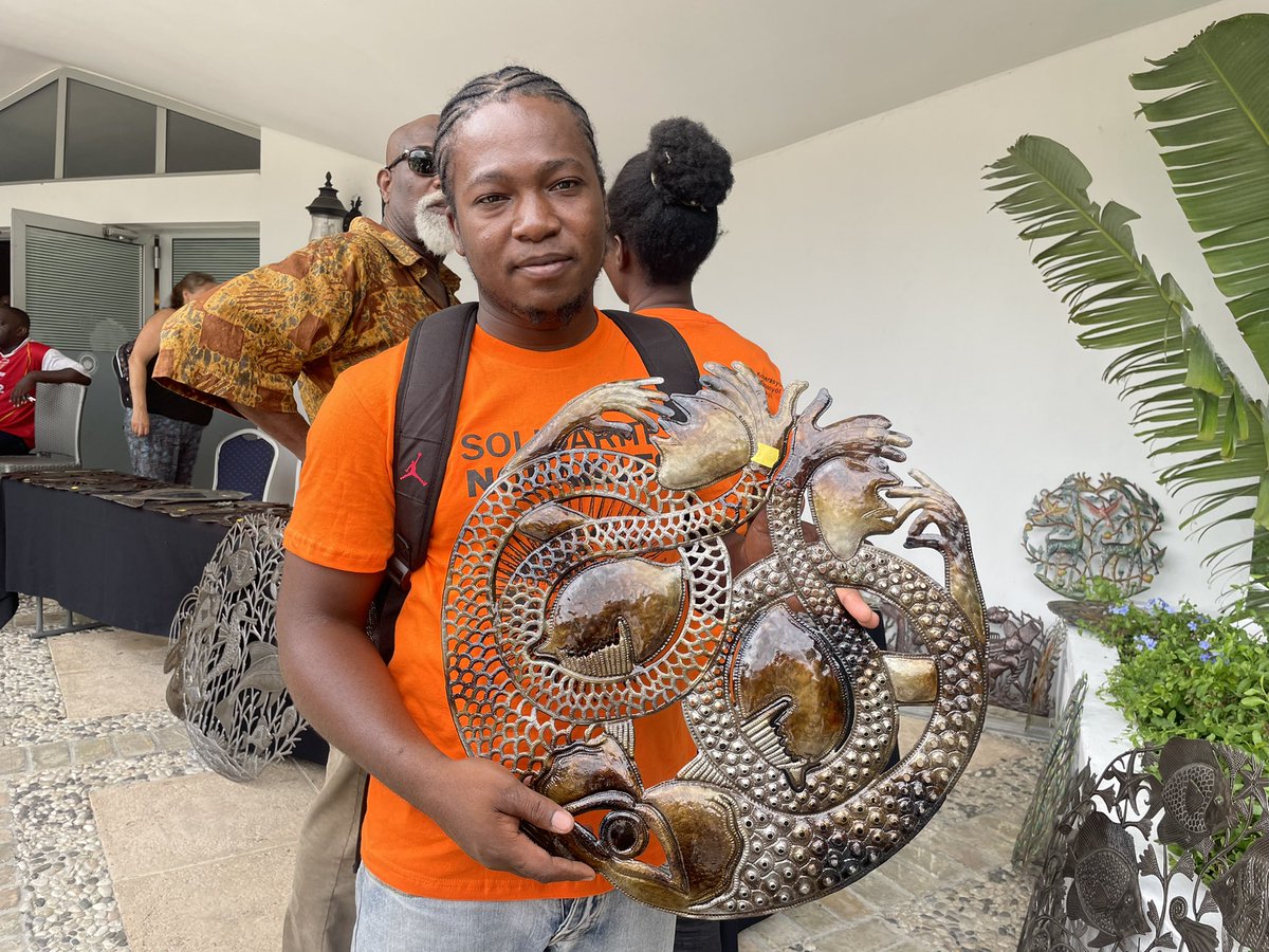 AECIDHaiti's tweet photo. Kèk nan Atis ki te ekspoze zèv yo. Se pa ti orijinal yo orijinal, non. 😱

Yon gwo Mèsi pou tou moun ki te travay pou reyalize aktivite sa a, espesyalman @EmbEspHaiti 😃😃 🇭🇹🫱🏿‍🫲🏼 🇪🇸 https://t.co/vY3dsCjWzA